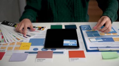 UX grafik tasarım planlama uygulama geliştirme web akıllı telefonu için prototip kablo geliştirme ve dijital tablet kullanma. Yaratıcı dijital geliştirme ajansı.