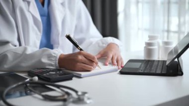 Resepsiyon ofiste çalışan doktor