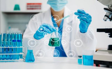 Sanal simge ekranı ile laboratuvar çalışması yapan doktor