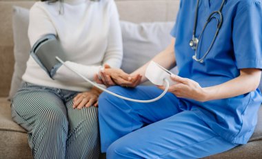 Kadın elleri hastanede ya da evde ona bakmak için yaşlıların ellerine dokunuyor.