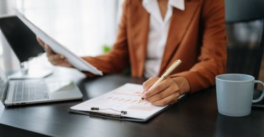 Ofiste dizüstü bilgisayar kullanan iş kadını, vergi, rapor, muhasebe, istatistik ve analitik araştırma kavramı