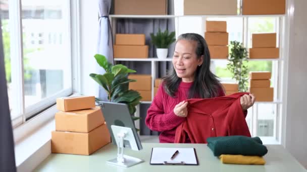 Fashion Blogger Concept Senior Aziatische Vrouw Die Kleding Verkoopt Video — Stockvideo
