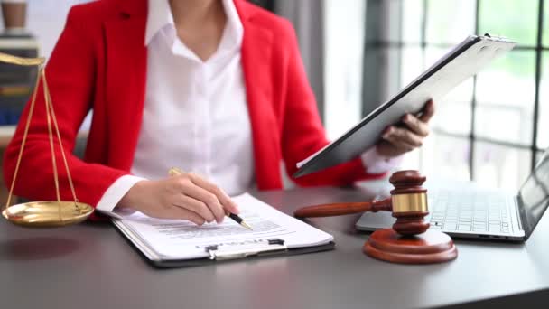 正義と法律の概念 テーブル上のデジタルタブレットコンピュータで作業する女性弁護士 — ストック動画