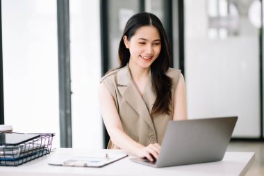 Modern ofis vergisi, raporu, muhasebe, istatistik ve analitik araştırma konseptinde başarılı Asyalı İş Kadını Finans Analizi