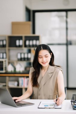 Modern ofis vergisi, raporu, muhasebe, istatistik ve analitik araştırma konseptinde başarılı Asyalı İş Kadını Finans Analizi