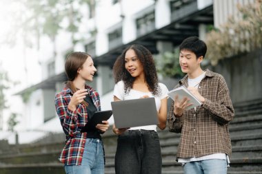 Öğrenciler merdivenlerde yürürken birlikte çalışıyorlar. 