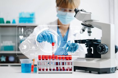 Sanal simge ekranı ile laboratuvar çalışması yapan doktor