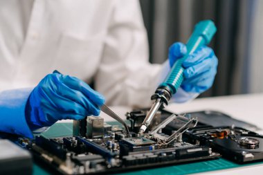 Teknisyen işlemciyi ana bilgisayarın prizine yerleştiriyor. Elektronik mühendislik, elektronik onarım, elektronik ölçüm ve test, atölyede onarım