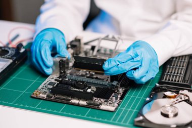 Elektronik teknisyen, elektronik mühendisliği, elektronik onarım, elektronik ölçüm ve test, onarım ve bakım kavramları kontrol ve yükseltme için voltaj ölçer kullanır 
