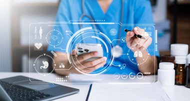 Erkek doktor dizüstü bilgisayar ve akıllı telefon kullanıyor. Sanal ekranlı dijital sağlık hizmeti kavramı, tıbbi teknoloji.