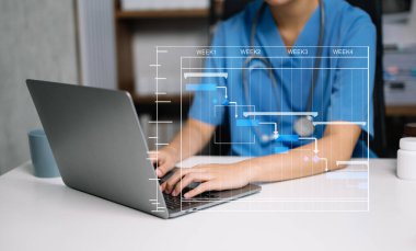 Erkek doktor dizüstü bilgisayar kullanıyor. Sanal ekranlı dijital sağlık hizmeti kavramı, tıbbi teknoloji.