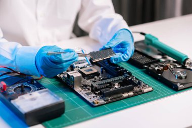 Elektronik teknisyen, elektronik mühendisliği, elektronik onarım, elektronik ölçüm ve test, onarım ve bakım kavramları kontrol ve yükseltme için voltaj ölçer kullanır 