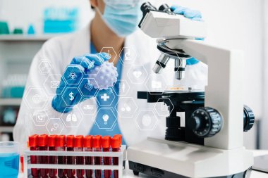 Sanal simge ekranı ile laboratuvar çalışması yapan doktor