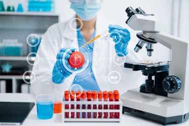 Sanal simge ekranı ile laboratuvar çalışması yapan doktor