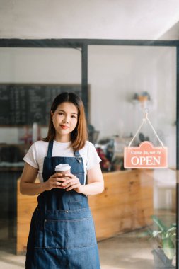 Başarılı küçük işletme sahibi kafe de poz veren bir kadın. Kadın barmen ya da kafe sahibi.. 