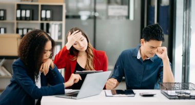 Öfkeli iş adamları modern ofiste bir hata yaptıktan sonra şiddetle tartışıyorlar.