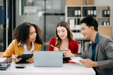 Ofisteki iş arkadaşları gündelik bir konuşma yapıyorlar. Konferans odasında bir grup iş adamı konferans odasında yeni bir proje üzerinde oturuyorlar.