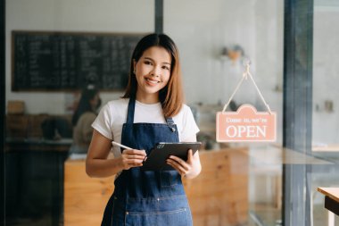 Başarılı küçük işletme sahibi kafe de poz veren bir kadın. Kadın barmen ya da kafe sahibi.. 