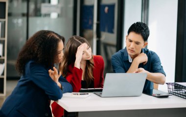 Ofisteki iş arkadaşları konferans odasında yeni bir başlangıç projesi hakkında gündelik bir tartışma yapıyorlar.