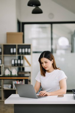 Ofis masasında dizüstü bilgisayar kullanan bir iş kadını. Ofiste vergi, rapor, muhasebe, istatistik ve analitik araştırma kavramı 