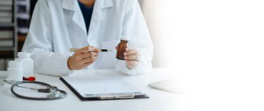 Doktor hastaya ilaç kullanımını açıklıyor. Hastanede sağlık ve tıbbi konsept