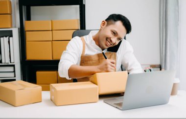 Çalışan Asyalı genç KOBİ 'nin portresi - çevrimiçi alışveriş siparişini alıp kontrol etmek, serbest iş dünyası online konseptine