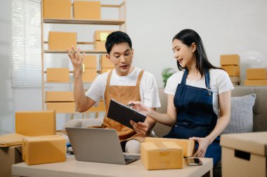 İnternetten alınmış iki çek. Ev işleri, pazarlama, ambalaj, konsept gibi kutularla çalışan ürünler satıyorlar. Evdeki kanepede küçük işletmeler kuran KOBİ sahipleri