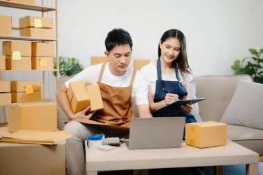 İnternetten alınmış iki çek. Ev işleri, pazarlama, ambalaj, konsept gibi kutularla çalışan ürünler satıyorlar. Evdeki kanepede küçük işletmeler kuran KOBİ sahipleri