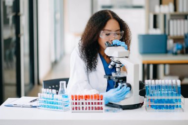 Modern tıbbi araştırma laboratuvarı. Kadın bilim adamı mikro pipetlerle çalışıyor biyokimyasal örnekleri analiz ediyor, tıp için ileri bilim kimya laboratuvarı.