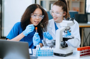 Laboratuvarda online okuma, test örnekleri ve yenilikler ile tıbbi görüşme yapan iki bilim adamı veya tıbbi teknisyen