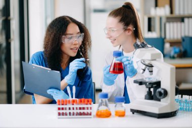 Bilimadamı ekip buluşması ve yazım analizi laboratuvar çalışmasında sonuç verir ve bilimsel örneği analiz eder.