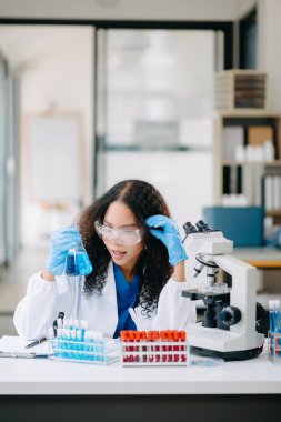 Modern tıbbi araştırma laboratuvarı. Kadın bilim adamı mikro pipetlerle çalışıyor biyokimyasal örnekleri analiz ediyor, tıp için ileri bilim kimya laboratuvarı.