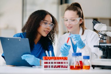 Bilimadamı ekip buluşması ve yazım analizi laboratuvar çalışmasında sonuç verir ve bilimsel örneği analiz eder.