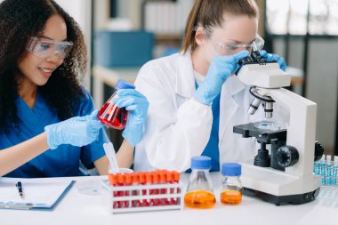 Bilimadamı ekip buluşması ve yazım analizi laboratuvar çalışmasında sonuç verir ve bilimsel örneği analiz eder.