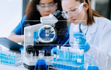 Bilimadamı ekip buluşması ve yazım analizi laboratuvar çalışmasında sonuç verir ve bilimsel örneği analiz eder.