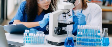 Laboratuvarda online okuma, test örnekleri ve yenilikler ile tıbbi görüşme yapan iki bilim adamı veya tıbbi teknisyen