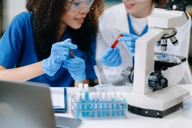 Laboratuvarda online okuma, test örnekleri ve yenilikler ile tıbbi görüşme yapan iki bilim adamı veya tıbbi teknisyen