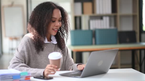 Empresária Africana Feliz Trabalhando Com Laptop Escritório Enquanto Bebe Café — Vídeo de Stock