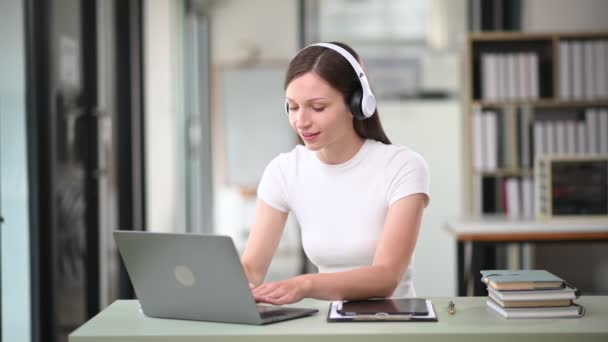 Feliz Mujer Negocios Caucásica Usando Earhpone Trabajar Con Ordenador Portátil — Vídeos de Stock