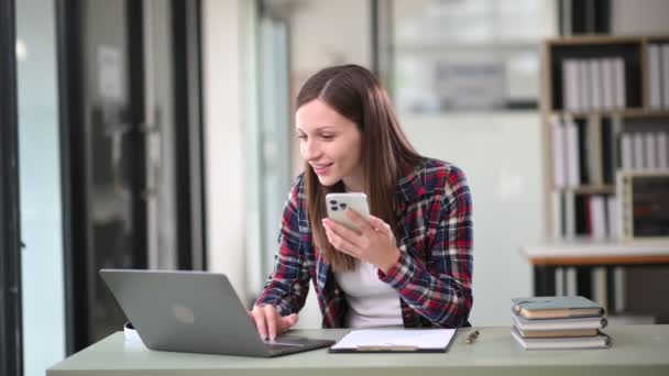 Feliz Mujer Negocios Caucásica Trabajando Con Ordenador Portátil Teléfono Inteligente — Vídeos de Stock