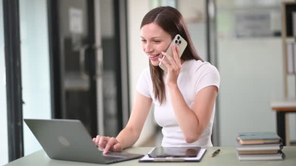 Mulher Negócios Caucasiana Feliz Trabalhando Com Laptop Falando Sobre Smartphone — Vídeo de Stock