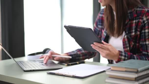 Empresária Caucasiana Feliz Trabalhando Com Laptop Escritório Tomar Notas Tablet — Vídeo de Stock