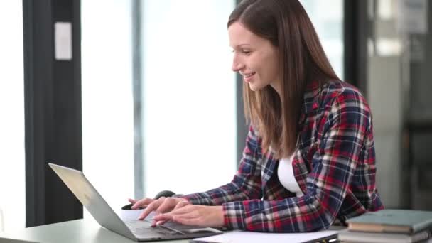 Mulher Negócios Caucasiana Feliz Trabalhando Com Laptop Escritório Sorrindo — Vídeo de Stock