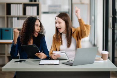 Ofiste yeni bir proje üzerinde çalışan mutlu iş adamları 