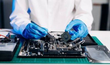 Teknisyen işlemciyi ana bilgisayarın prizine yerleştiriyor. Elektronik mühendislik, elektronik onarım, elektronik ölçüm ve test, atölyede onarım