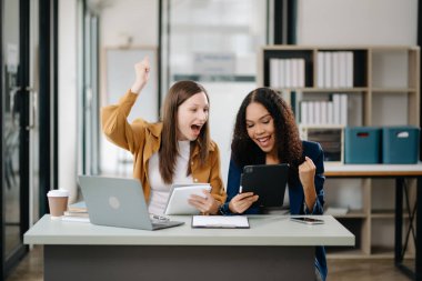 Ofiste yeni bir proje üzerinde çalışan mutlu iş adamları 