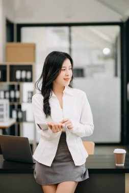 Ofiste dijital tablet üzerinde çalışan Asyalı iş kadını 