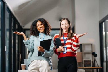 İş kadınları çalışır ve iş planlarını tartışırlar. Afrikalı kadın çalışan, meslektaşına sonuçları açıklıyor ve gösteriyor. 
