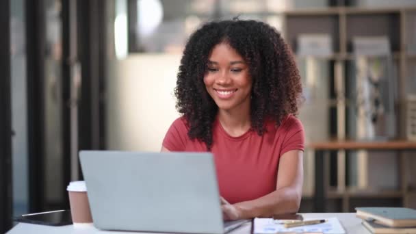Ofiste Dizüstü Bilgisayarla Çalışan Gülümseyen Afrikalı Kadını — Stok video