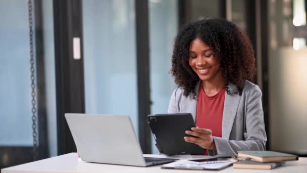 Ofiste Dizüstü Bilgisayarla Çalışan Tablet Bilgisayarına Alan Mutlu Afrikalı Kadını — Stok video